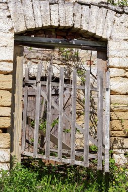 Manastırdaki eski taş duvarların unsurları