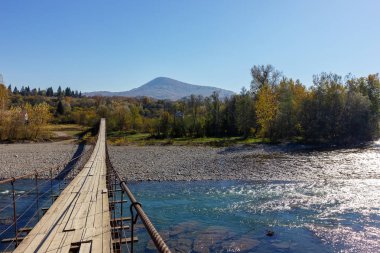 Nehir dağ kökenli temiz su-sonbahar.