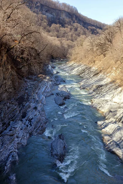 山の川はきれいな水の源である — ストック写真
