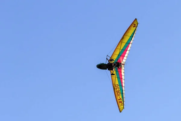 带发动机在空中的三角滑翔机 — 图库照片