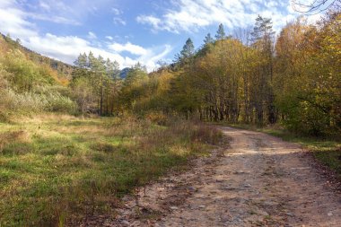 Dağ ve dağ evlerinde yol.