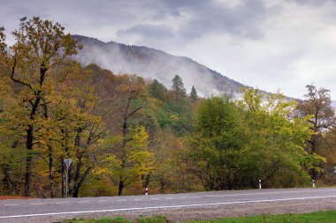 Dağ ve dağ evlerinde yol.