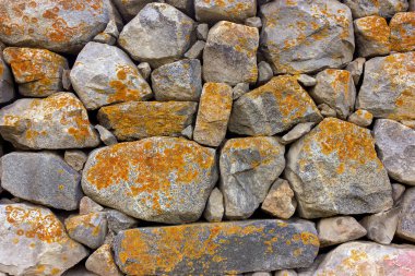 Dağlarda doğal taş eski duvar, yosun kaplı.