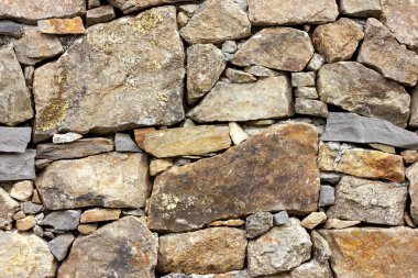 Dağlarda doğal taş eski duvar, yosun kaplı.