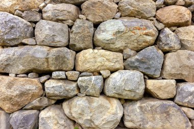 Dağlarda doğal taş eski duvar, yosun kaplı.