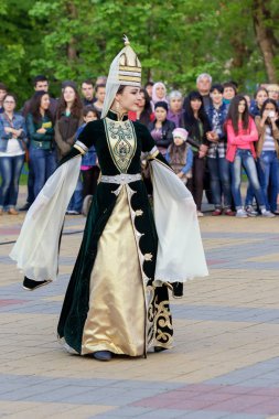 Maikop Adigeia Bölgesi,Rusya Federasyonu 04.25.2014 : Şehirde meydanda dans eden ulusal bayrak festivali.
