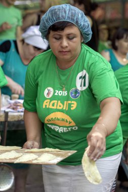  Maikop Adigeia Bölgesi,Rusya Federasyonu, 06.12.2015 : Aşçılar ve açık havada yemek pişirme şöleni. İnsanlar Geleneksel gıda.
