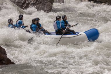 Maikop Adigeia Bölgesi,Rusya Federasyonu,05.01.2016 : Cesur insanlar bir dağ nehrinde rafting yaparak seyahat ediyor.