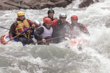 Maikop Adigeia Bölgesi,Rusya Federasyonu,05.01.2016 : Cesur insanlar bir dağ nehrinde rafting yaparak seyahat ediyor.