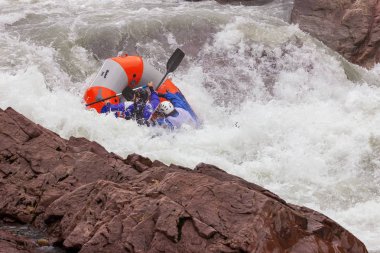 Maikop Adigeia Bölgesi,Rusya Federasyonu,05.01.2016 : Cesur insanlar bir dağ nehrinde rafting yaparak seyahat ediyor.