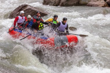 Maikop Adigeia Bölgesi,Rusya Federasyonu,05.01.2016 : Cesur insanlar bir dağ nehrinde rafting yaparak seyahat ediyor.