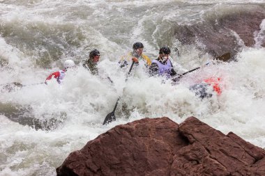 Maikop Adigeia Bölgesi,Rusya Federasyonu,05.01.2016 : Cesur insanlar bir dağ nehrinde rafting yaparak seyahat ediyor.
