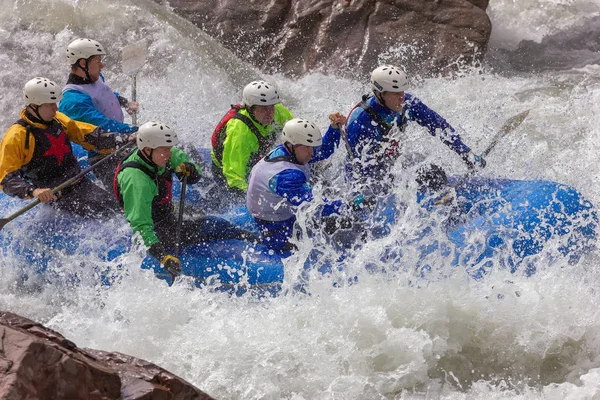 Maikop Adigeia Bölgesi,Rusya Federasyonu,05.01.2016 : Cesur insanlar bir dağ nehrinde rafting yaparak seyahat ediyor.