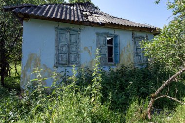 Terk edilmiş çiftlik evi, yaz güneşli gün.