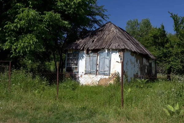 Casa Abandonada Fazenda Verão Dia Ensolarado — Fotografia de Stock