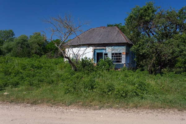 Casa Abandonada Fazenda Verão Dia Ensolarado — Fotografia de Stock