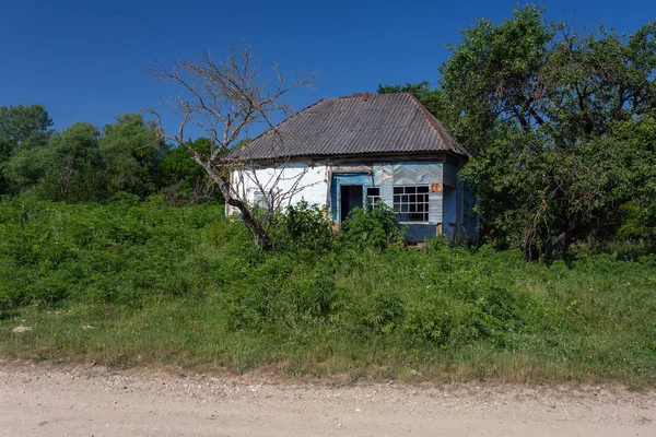 Terk Edilmiş Çiftlik Evi Yaz Güneşli Gün — Stok fotoğraf