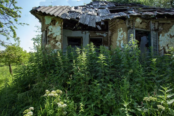 Casa Abandonada Fazenda Verão Dia Ensolarado — Fotografia de Stock