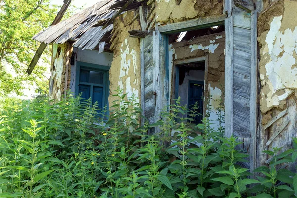 Terk Edilmiş Çiftlik Evi Yaz Güneşli Gün — Stok fotoğraf