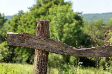 Kırsal kesimde eski ahşap çitler.