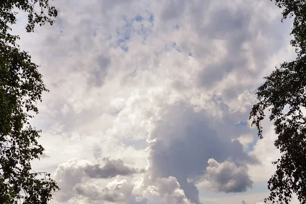 Nuages Par Une Journée Ensoleillée Été Lumière Traversant Les Nuages — Photo