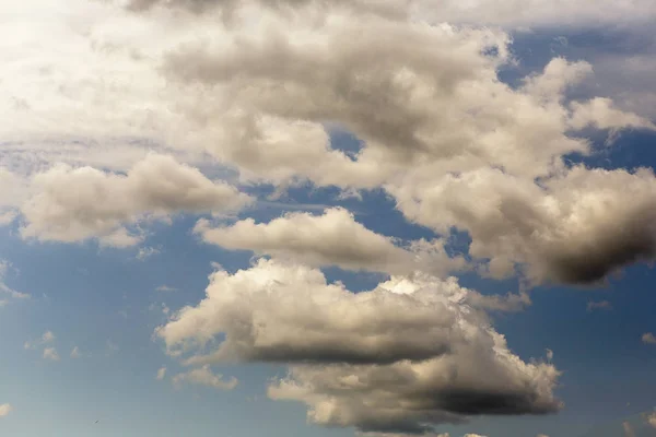 Wolken Einem Sonnigen Sommertag Licht Bricht Durch Die Wolken — Stockfoto