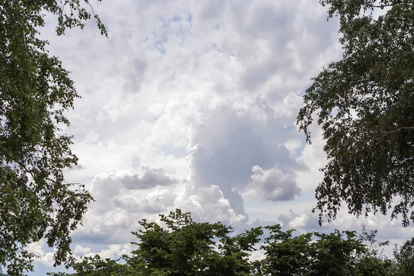 Wolken Een Zonnige Zomerdag Licht Breken Door Wolken — Stockfoto