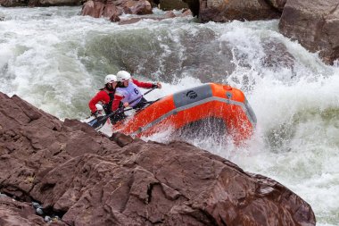 Maikop Adigeia Region, Rusya Federasyonu, 04.28.2015: cesur insanlar bir dağ Nehri üzerinde rafting ile seyahat.