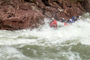 Maikop Adigeia Region, Rusya Federasyonu, 04.28.2015: cesur insanlar bir dağ Nehri üzerinde rafting ile seyahat.