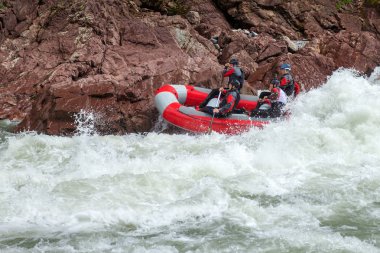 Maikop Adigeia Region, Rusya Federasyonu, 04.28.2015: cesur insanlar bir dağ Nehri üzerinde rafting ile seyahat.