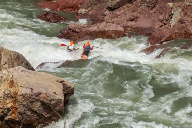 Maikop Adigeia Region, Rusya Federasyonu, 04.28.2015: cesur insanlar bir dağ Nehri üzerinde rafting ile seyahat.