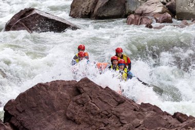 Maikop Adigeia Region, Rusya Federasyonu, 04.28.2015: cesur insanlar bir dağ Nehri üzerinde rafting ile seyahat.