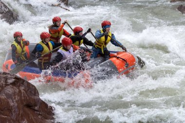 Maikop Adigeia Region, Rusya Federasyonu, 04.28.2015: cesur insanlar bir dağ Nehri üzerinde rafting ile seyahat.