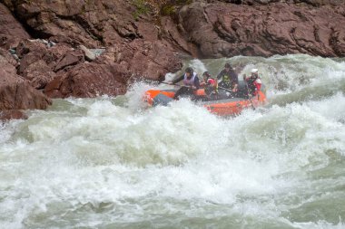 Maikop Adigeia Region, Rusya Federasyonu, 04.28.2015: cesur insanlar bir dağ Nehri üzerinde rafting ile seyahat.