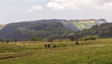  Maikop, Adideia Region, ussian Federation 06.10.2018: dağda Binicilik, yaz.