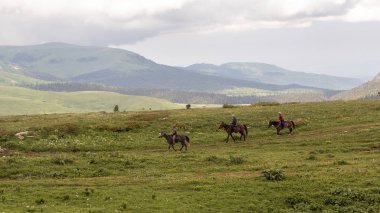  Maikop, Adideia Region, ussian Federation 06.10.2018: dağda Binicilik, yaz.