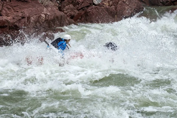 Gente Valiente Viaja Por Rifa Río Montaña — Foto de Stock