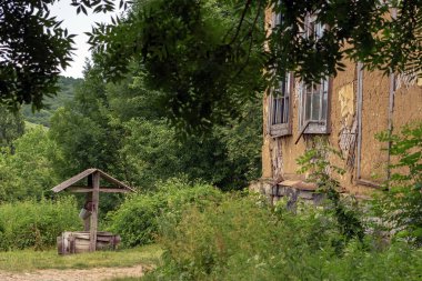 Eski bir kuyusu olan terk edilmiş eski bir ev. .