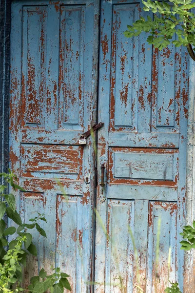 废弃房子里的蓝色旧木门 — 图库照片