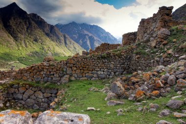 Günümüzde dağlarda yüksek dağ yerleşimi, doğa ve yaşam tarzı.