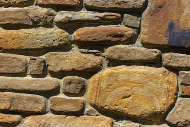 Park'ta cepheler ve bahçe yolları için kullanılan doğal taş.