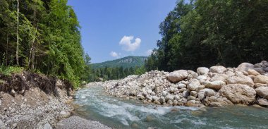 Dağ nehirleri buzullardan kaynaklanan temiz su kaynaklarıdır. .