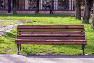 Park'ın rahat köşelerinde doğal ahşaptan yapılmış Park'taki banklar.
