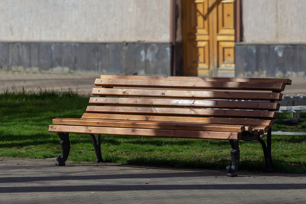 公园中的长椅由天然木材制成 位于公园舒适角落 — 图库照片