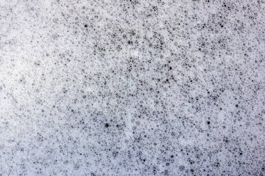 Deterjanlar tarafından oluşturulan su yüzeyinde köpük, çamaşır makinesi için hazırlanan.