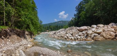 Dağ nehirleri buzullardan kaynaklanan temiz su kaynaklarıdır. .