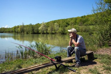 Maikop Bölgesi Adigeya,Rusya Federasyonu,04.30.2017 : Anglers taraftarları en sevdiğiniz eğlenceile rıhtımda.