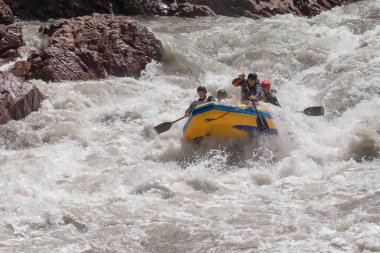Maykop, Adygea Cumhuriyeti, Rusya Federasyonu 05.01.2018 : Rafting, nehrin eşiğinden geçmek.