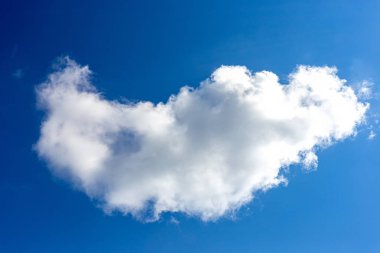 .Gökyüzünde bulutlar, akşam batımı, açık güneşli gün.