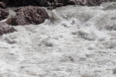 Maykop, Adygea Cumhuriyeti, Rusya Federasyonu 05.01.2018 : Rafting, nehrin eşiğinden geçmek.